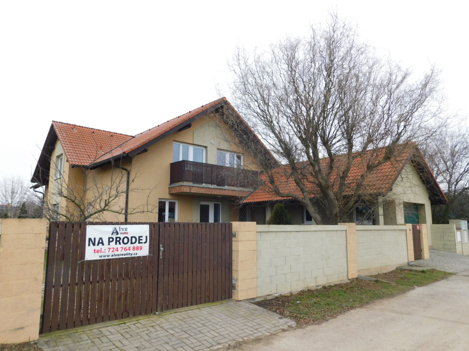 Prodej prostorného rodinného domu 6+kk v Šestajovicích, Praha – východ - rodinný dům, vila