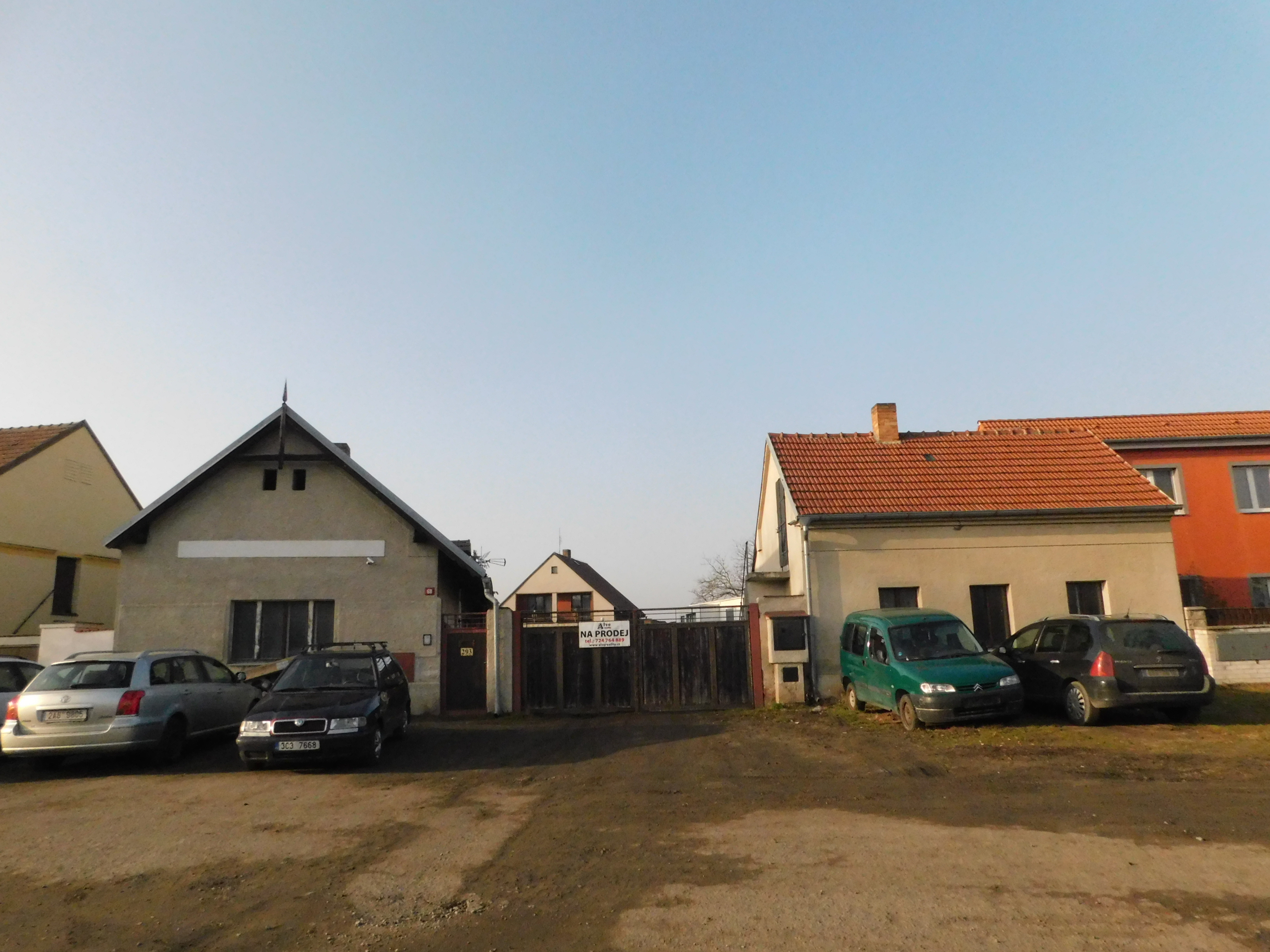 Prodej bývalé zemědělské usedlosti nedaleko centra obce Semice, okr. Nymburk - rodinný dům, vila